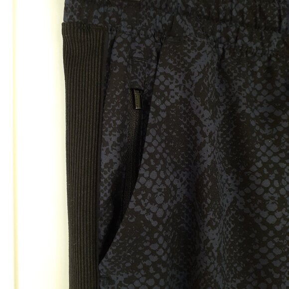 Athleta Brooklyn Jogger Blue Snakeskin Size 8 - Picture 4 of 13